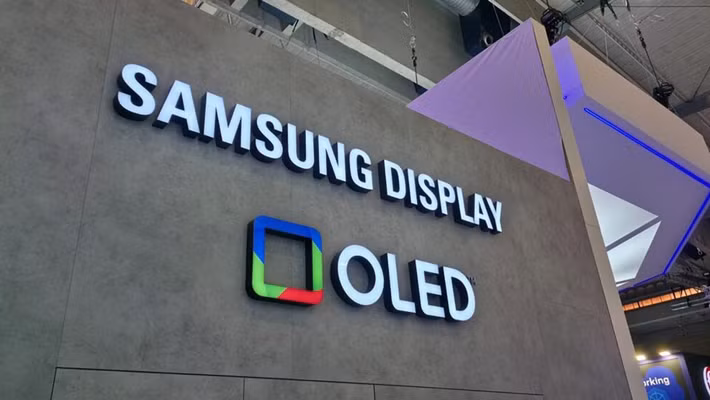 Dù Apple đã tự phát triển nhiều công nghệ cốt lõi như vi xử lý dòng A hay modem kết nối, hãng vẫn phụ thuộc đáng kể vào các đối tác bên ngoài ở mảng màn hình, trong đó Samsung Display nhiều năm qua luôn là nhà cung cấp OLED lớn nhất cho các thế hệ iPhone cao cấp.