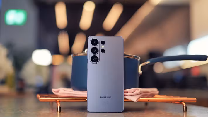 Pin dung lượng 6.800mAh cùng sạc nhanh 90W giúp Xiaomi 17 Ultra vượt mặt Galaxy S26 Ultra về thời lượng.