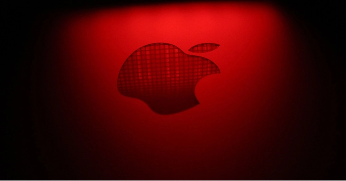 Apple yêu cầu ký code bắt buộc (code signing), container riêng và nhiều lớp bảo mật bổ sung.