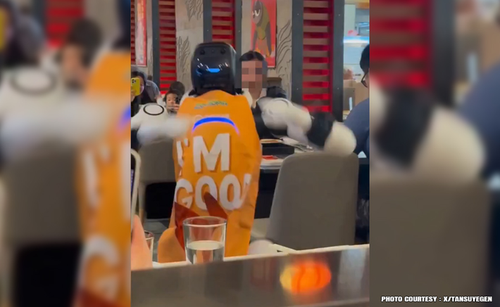 Nhân viên nhà hàng phải phối hợp khống chế robot, thậm chí bị dính nước sốt khi cố gắng kiểm soát thiết bị.