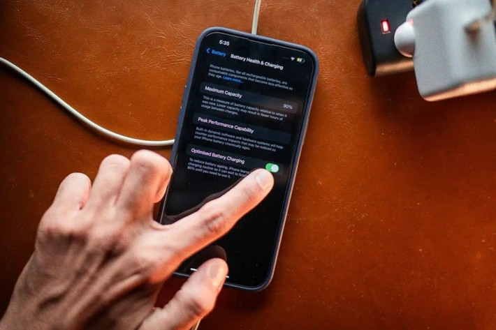 Tính năng sạc pin tối ưu hóa giúp hạn chế chai pin khi sạc qua đêm và kéo dài tuổi thọ pin.