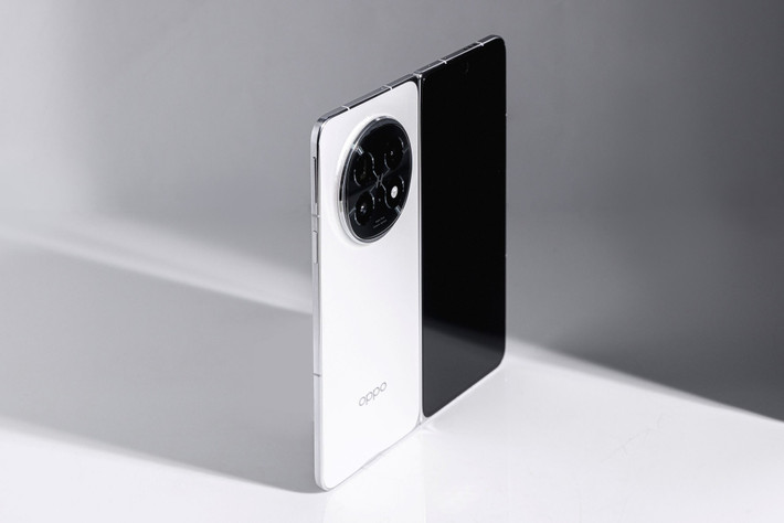 Các hãng còn tập trung vào phần mềm, tối ưu giao diện gập để khai thác lợi thế màn hình lớn, hỗ trợ đa nhiệm mượt mà và tiện ích thông minh.