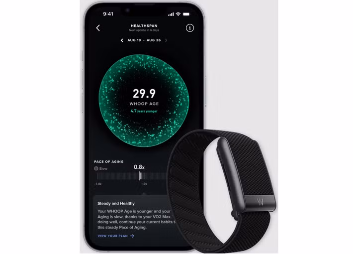 Khó khăn càng chồng chất khi Whoop phải cạnh tranh với những "gã khổng lồ" như Nike FuelBand và sau đó là Apple Watch, trong khi nhiều quỹ đầu tư khuyên Ahmed từ bỏ phần cứng để chuyển sang phát triển phần mềm, nhưng nhà sáng lập trẻ vẫn kiên định với chiến lược xây dựng hệ sinh thái khép kín gồm cả thiết bị đeo lẫn nền tảng phân tích dữ liệu sức khỏe.