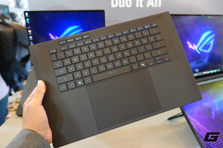 Cặp màn hình 120Hz, độ trễ 0,2ms cùng NVIDIA G-SYNC mang lại trải nghiệm mượt mà cho game thủ và nhà sáng tạo nội dung.(Ảnh: Genk)