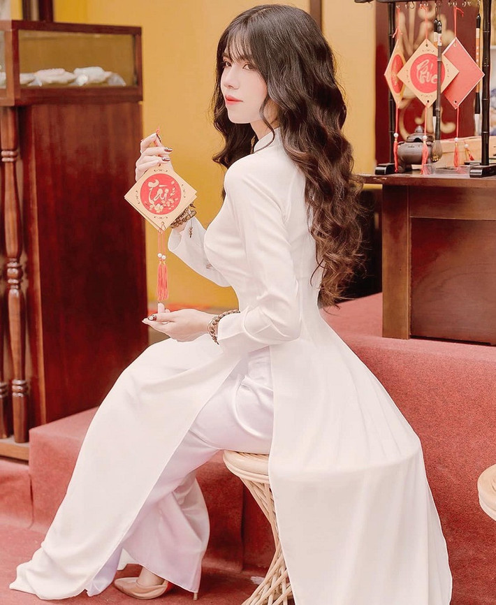 Mai Dora xây dựng thương hiệu cá nhân riêng biệt bằng chính visual cuốn hút, vóc dáng săn chắc và phong cách thời thượng.