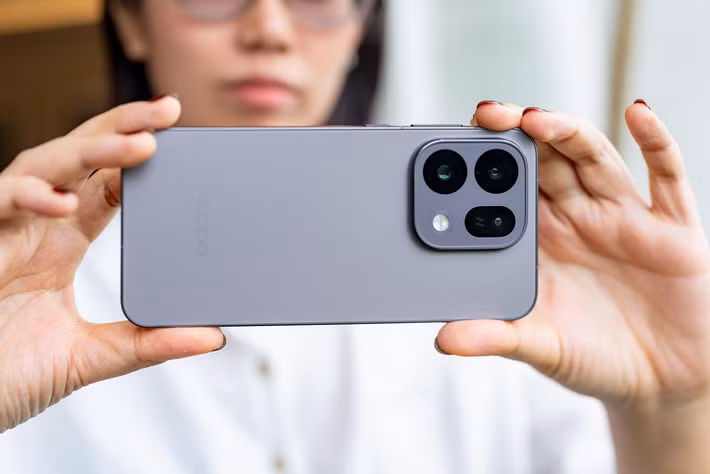 Không chạy theo xu hướng màn hình quá lớn hay thiết kế cồng kềnh, OPPO Find X9s gây ấn tượng nhờ kiểu dáng thanh lịch, dễ cầm nắm và thuận tiện mang theo bên mình suốt cả ngày, từ những buổi cà phê cuối tuần, các hoạt động ngoài trời cho đến những chuyến du lịch ngẫu hứng cùng bạn bè.