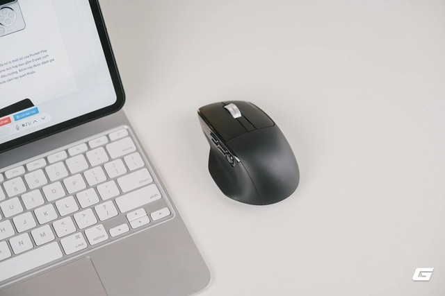 Chuột hỗ trợ ba chế độ kết nối gồm Bluetooth, 2.4GHz và USB-C, pin dung lượng khoảng 700-750 mAh cho thời gian sử dụng gần hai tháng.(Ảnh: Genk)