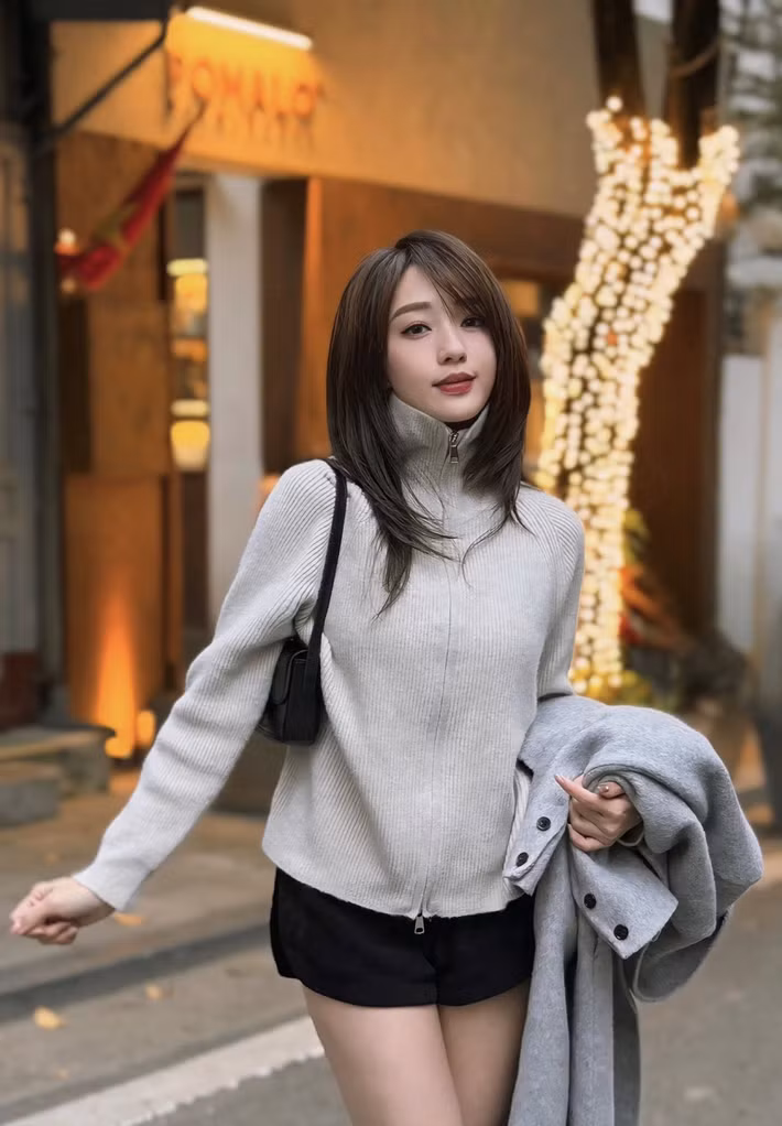 Trang phục áo len gọn gàng, chân váy xếp ly cùng phụ kiện đơn giản tạo nên vẻ trong trẻo.