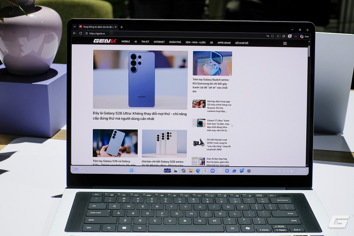 Màn hình hỗ trợ tần số quét 120Hz, độ sáng HDR tối đa 1.000 nit. (Genk)