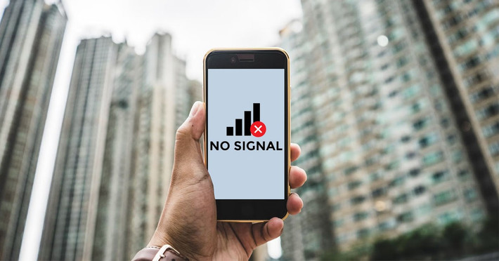 Dấu hiệu dễ nhận biết nhất là điện thoại bỗng mất sóng dù vẫn hoạt động bình thường hoặc không nhận được mã OTP từ ngân hàng.