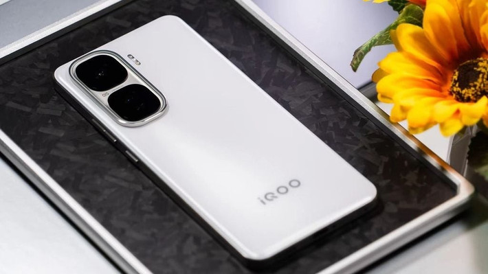 Điểm mạnh lớn nhất của máy là chip Snapdragon 8 Gen 3 kết hợp chip đồ họa độc lập Q2 mang đến trải nghiệm chơi game mượt mà.