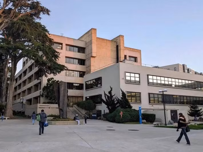 Sự kiện hệ thống Đại học bang California (CSU) ký kết hợp tác với OpenAI để triển khai ChatGPT Edu cho gần 500.000 sinh viên và giảng viên đang trở thành tâm điểm chú ý của giới giáo dục toàn cầu, khi đây được xem là cuộc thử nghiệm trí tuệ nhân tạo quy mô lớn nhất từng diễn ra trong một tổ chức giáo dục đại học đơn lẻ.