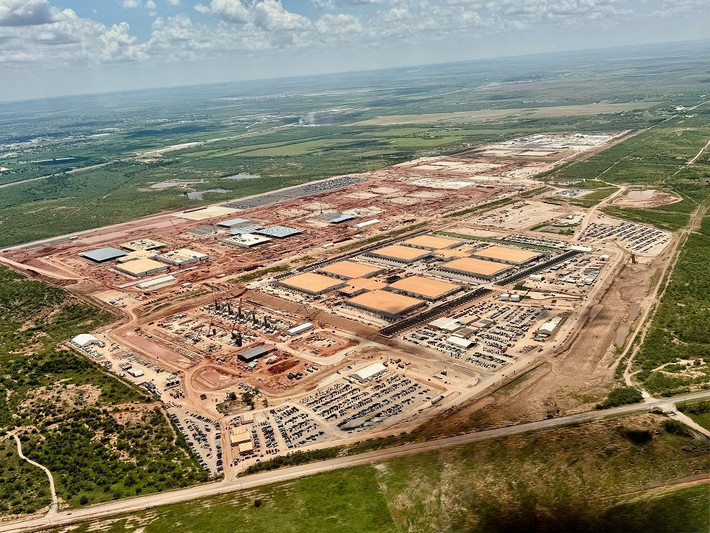 Tuy nhiên, một số chuyên gia cảnh báo rủi ro nếu nhu cầu điện toán giảm, mô hình AI nhỏ gọn hơn xuất hiện, hoặc doanh thu không đạt kỳ vọng.
