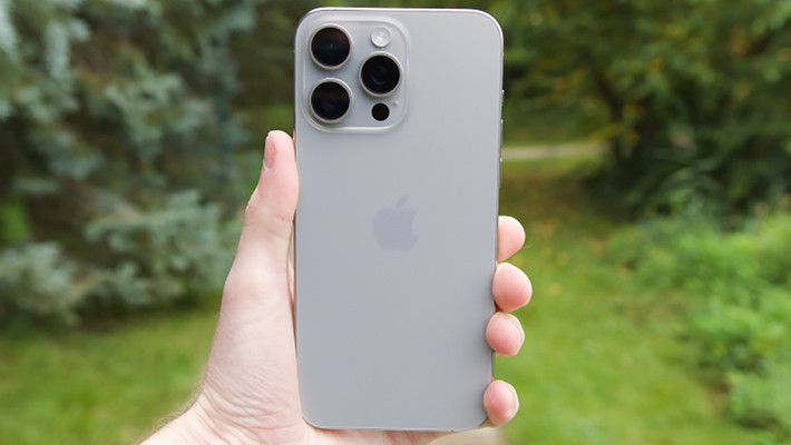 1. iPhone 15 Pro Max sở hữu khung Titan, chip A17 Pro và camera zoom 5x, vẫn quá mạnh trong 3-4 năm tới.
