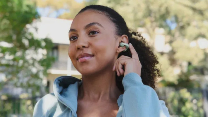 Tai nghe đạt chuẩn kháng nước IPX4, phù hợp cho sinh hoạt hàng ngày và tập luyện nhẹ.