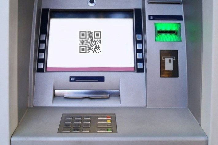 Người dùng chỉ cần tạo mã QR trên ứng dụng Mobile Banking để thực hiện rút tiền tại ATM.