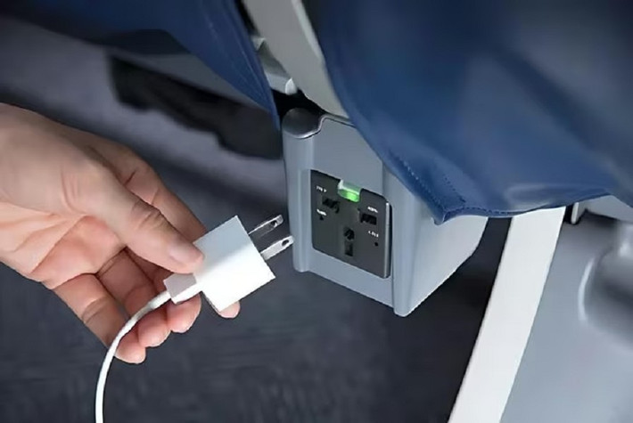 Tuy nhiên, theo Vietnam Airlines, việc sạc pin cần tuân thủ quy định nghiêm ngặt để tránh sự cố cháy nổ hoặc vi phạm an toàn bay.