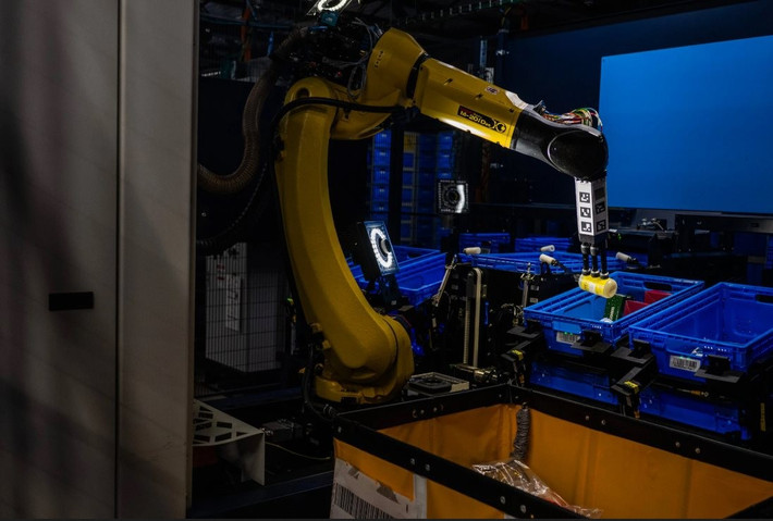 Tại các trung tâm mới như Shreveport, hệ thống robot đã giúp tăng năng suất gấp đôi trong khi giảm một nửa số nhân viên.