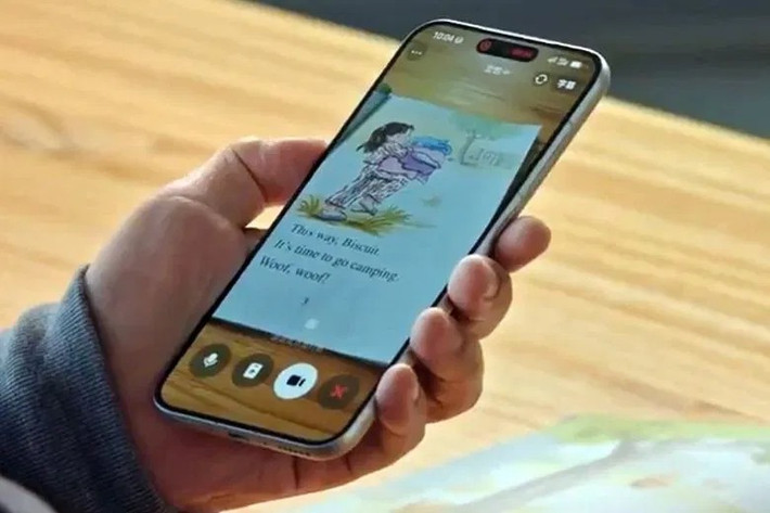 Trong các bản demo, smartphone này có thể tự đặt taxi robot, gọi đồ ăn bằng drone, đặt khách sạn và thậm chí trả lời cuộc gọi thay người dùng.