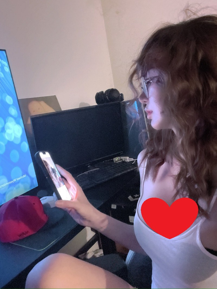 Candy Grace bất ngờ đăng video khoe toàn bộ không gian gaming room của mình.