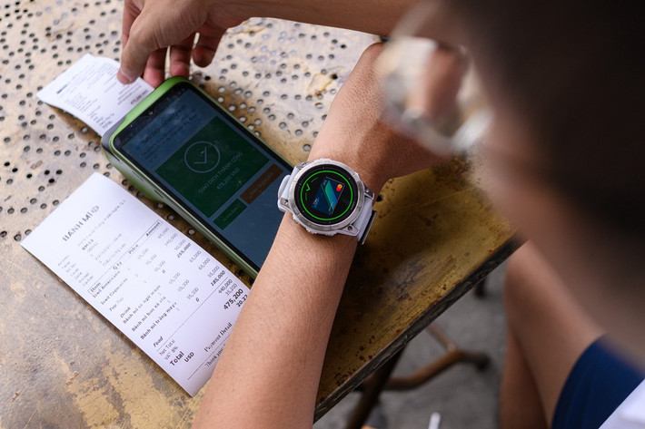 Sự kết hợp này cho thấy đồng hồ thông minh đang vượt khỏi vai trò theo dõi sức khỏe để trở thành công cụ tiện ích số trong đời sống.