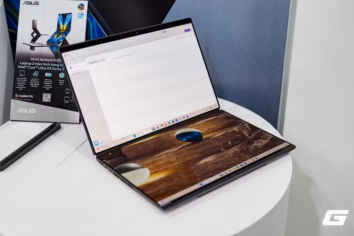 Zenbook DUO (2026) còn hỗ trợ hàng loạt chế độ sử dụng linh hoạt như Dual Screen Mode, Desktop Mode, Tablet Mode hay Sharing Mode, cho phép người dùng biến thiết bị thành màn hình dọc gần 20 inch hoặc tablet màn hình kép tùy nhu cầu công việc.(Ảnh: Genk)