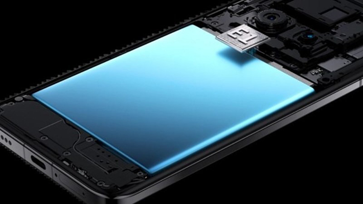 Công nghệ pin carbon-silicon giúp tăng mật độ năng lượng mà không làm máy quá dày nặng.