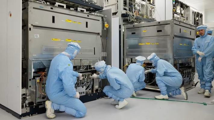 Hiện tại, các mẫu máy nội địa chỉ có thể sản xuất chip ở mức 65-90 nm, trong khi ASML đã tiến tới công nghệ 2 nm, tiếp tục giữ vị thế “bá chủ” trong ngành quang khắc toàn cầu.