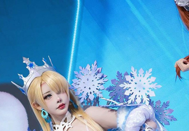 Wilhelmina trong skin Frozen Queen gây ấn tượng với bộ bodysuit trắng và vương miện lộng lẫy.