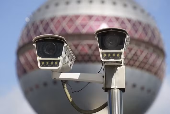 Hệ thống camera AI giao thông tại Trung Quốc từng khiến dư luận dậy sóng khi bắt nhầm nữ tỷ phú Dong Mingzhu vượt đèn đỏ, buộc cảnh sát phải công khai xin lỗi.