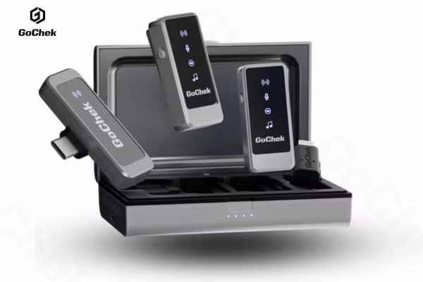 Khác với trước đây khi người dùng chỉ quan tâm đến khả năng thu âm, xu hướng năm 2026 cho thấy các tiêu chí như công nghệ AI lọc tiếng ồn, tự động nhận diện giọng nói, cân bằng âm lượng, thời lượng pin dài và kết nối ổn định đang trở thành những yếu tố quan trọng giúp nâng cao trải nghiệm ghi hình và giảm đáng kể thời gian xử lý hậu kỳ. (Ảnh: Gocheck)