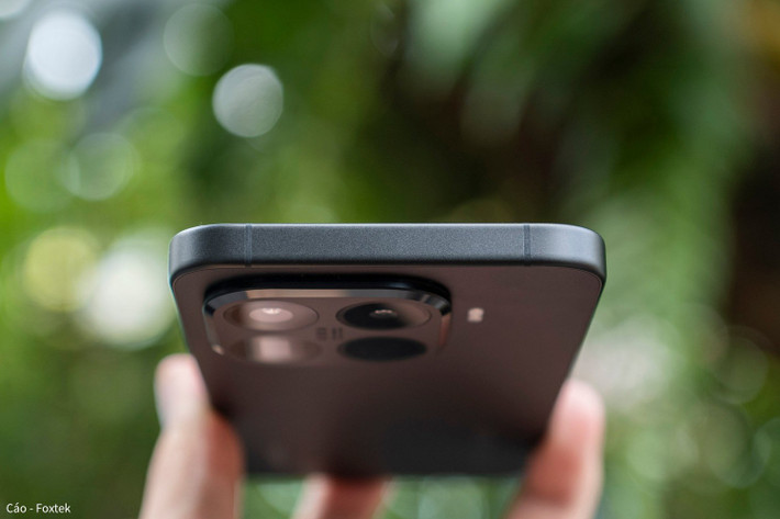 Màn hình 6,83 inch tần số quét 144Hz và độ sáng 3.200 nits mang lại trải nghiệm hiển thị mượt mà, rực rỡ hơn cả iPhone 17 bản tiêu chuẩn. (Ảnh: Cáo-Foxtek)