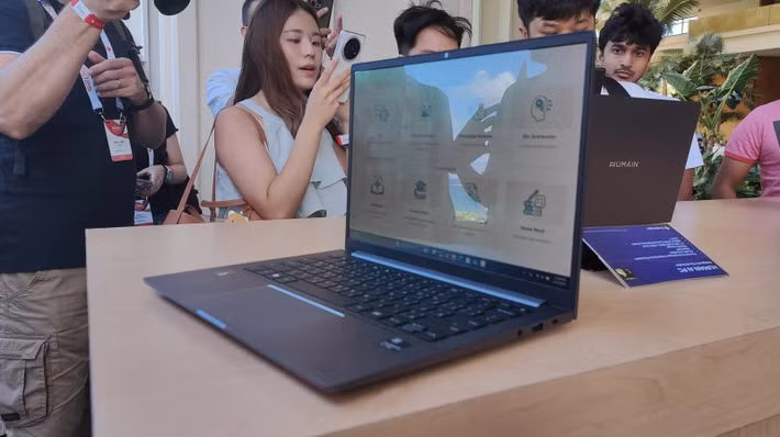 Laptop này còn hỗ trợ Wi-Fi 7, pin 18 giờ, webcam 1080p và có phím chuyên dụng thay thế Copilot.(Ảnh: John Burek)