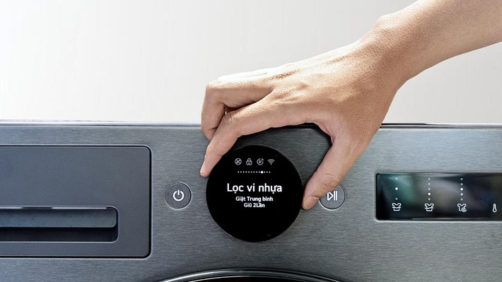 Điểm nổi bật là chế độ giặt Lọc vi nhựa, giúp giảm tới 60% hạt vi nhựa thải ra môi trường, bước tiến lớn trong hành trình chống ô nhiễm đại dương.