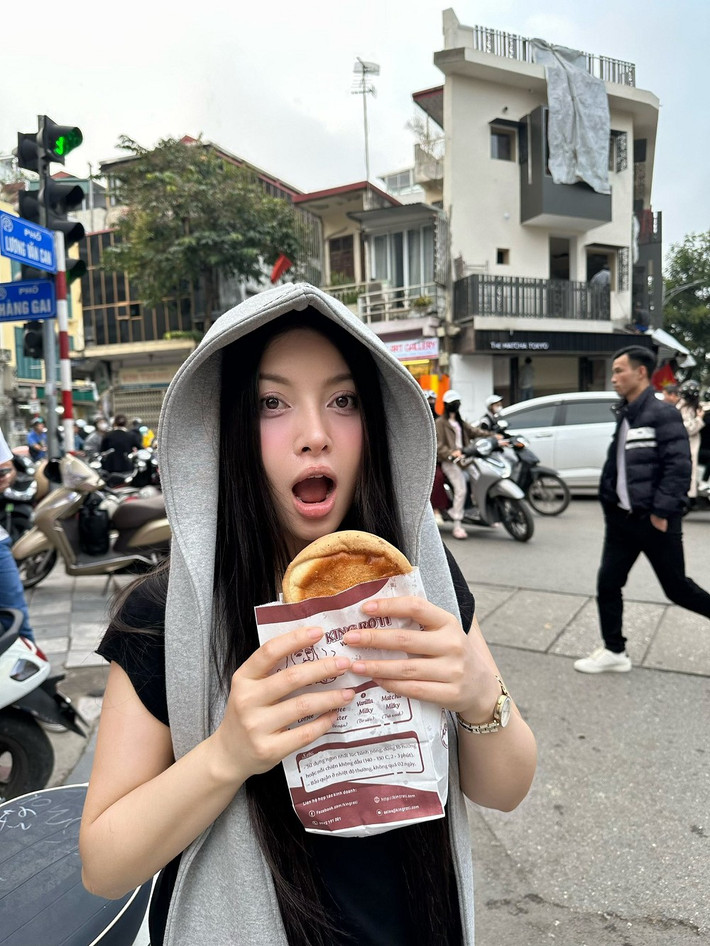 Bộ ảnh được đầu tư kỹ lưỡng về bối cảnh, ánh sáng và thần thái, khác hẳn hình ảnh phản cảm trước đây.