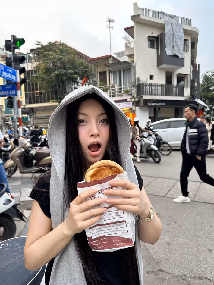 Bộ ảnh được đầu tư kỹ lưỡng về bối cảnh, ánh sáng và thần thái, khác hẳn hình ảnh phản cảm trước đây.