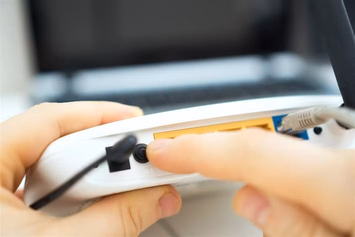Ngoài việc bố trí lại router hợp lý, người dùng cũng nên khởi động lại modem định kỳ, hạn chế quá nhiều thiết bị truy cập cùng lúc, ưu tiên kết nối dây Ethernet cho các thiết bị cần đường truyền ổn định và liên hệ nhà mạng khi phát hiện dấu hiệu bất thường kéo dài trên toàn hệ thống.