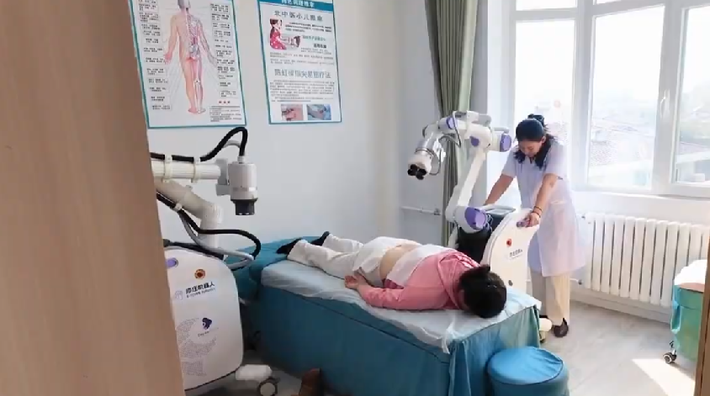 Không gian còn có xe lăn thông minh, robot bầu bạn và khu thử nghiệm robot chó vượt chướng ngại vật