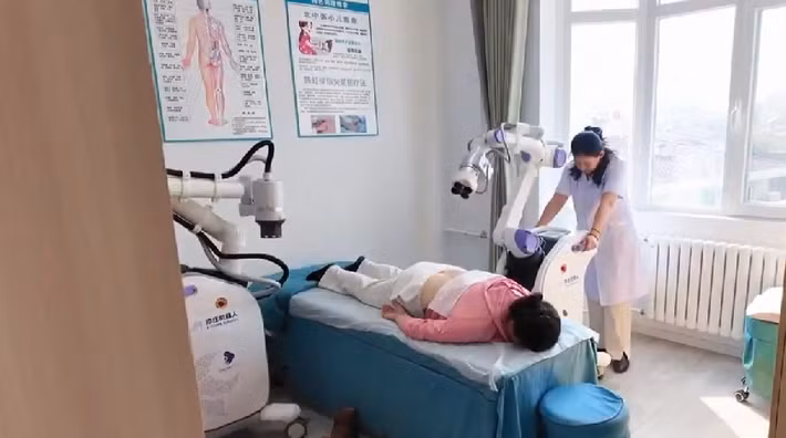 Không gian còn có xe lăn thông minh, robot bầu bạn và khu thử nghiệm robot chó vượt chướng ngại vật
