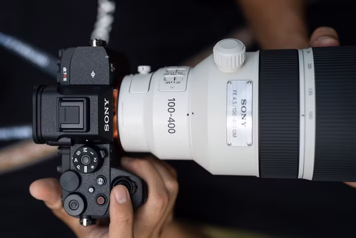 Đi cùng thân máy là ống kính FE 100-400mm F4.5 GM OSS thuộc dòng G Master cao cấp với thiết kế zoom trong, bốn động cơ lấy nét tuyến tính XD Linear Motor và khả năng bám nét nhanh hơn khoảng 3 lần so với thế hệ trước.