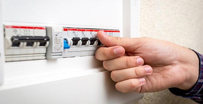 Khi phát hiện thiết bị bị ngập nước, việc đầu tiên cần làm là ngắt toàn bộ cầu dao, aptomat để tránh nguy cơ chập điện.