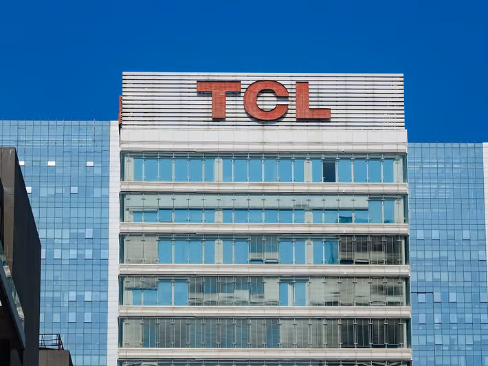 Trong khi đó, các hãng Trung Quốc như TCL lại theo đuổi mô hình tích hợp chuỗi cung ứng, sở hữu nhà máy sản xuất tấm nền quy mô lớn, giúp tối ưu chi phí và tung ra sản phẩm giá cạnh tranh hơn rất nhiều.