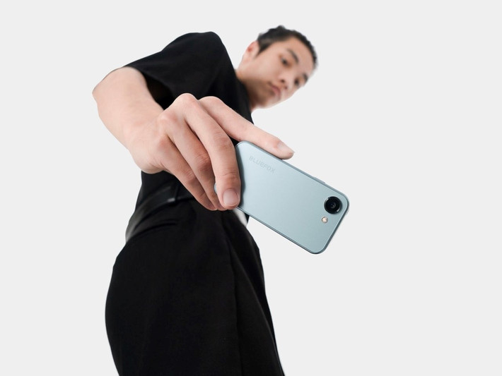 Pin 3000mAh tuy không lớn nhưng nhờ màn hình nhỏ, thời gian sử dụng thực tế có thể đạt 2 đến 3 ngày.