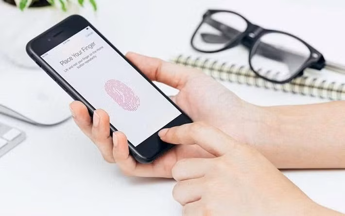 Trong thời đại smartphone, nhiều người dùng lựa chọn mở khóa bằng vân tay hoặc khuôn mặt vì sự tiện lợi, nhưng các chuyên gia cảnh báo đây chưa phải phương thức bảo mật tuyệt đối.