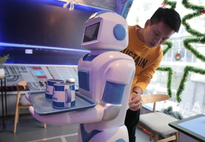 Nhân viên phục vụ hành khách dễ bị thay thế bằng robot và hệ thống tự động thông báo.