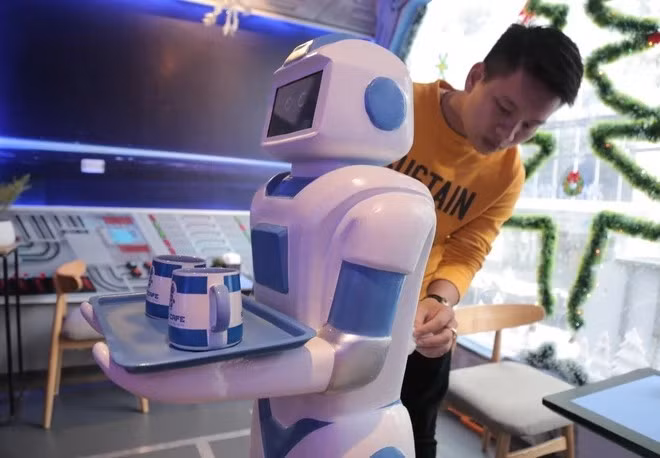Nhân viên phục vụ hành khách dễ bị thay thế bằng robot và hệ thống tự động thông báo.