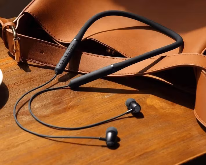 Trọng lượng nhẹ, dây silicone mềm giúp cảm giác đeo thoải mái trong thời gian dài.