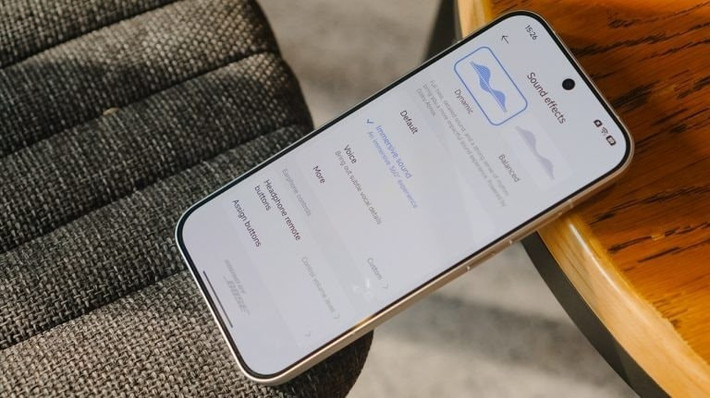 Cụm ba camera 50MP + 50MP tele + 8MP góc rộng, camera trước 20MP tối ưu AI.