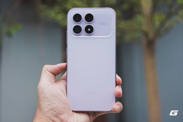 Điểm nổi bật nhất là viên pin khủng 7.100mAh với công nghệ silicon-carbon, hỗ trợ sạc nhanh 100W và sạc không dây 22,5W.(Ảnh: Genk)