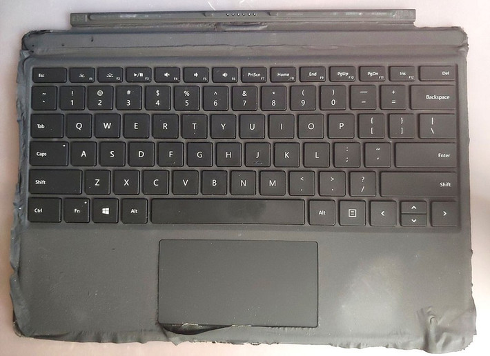 Alcantara là sợi mô phỏng da lộn, đẹp mắt nhưng nhanh bẩn, khó vệ sinh và dễ xuống cấp.